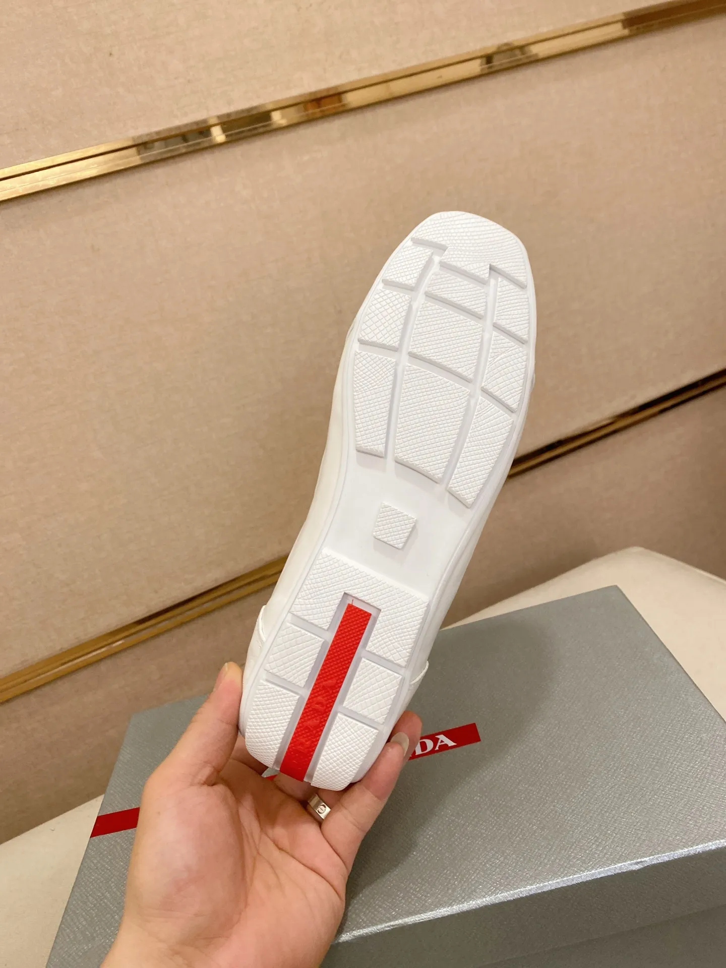 Men's shoes 💰 480💰 ✔️✔️✔️Top high version High-quality new PRADA (Prada) counters are launched at the same time. The new men's shoes and 😘fabrics are purely handmade in Niujing. Lining: Full cowhide lining. 👍🏿High-end☄️Open-molded non-slip rubber outsole, exquisite lines, simple and elegant, comfortable and high-end for leisure travel. Code number: 38-44. Can be customized45